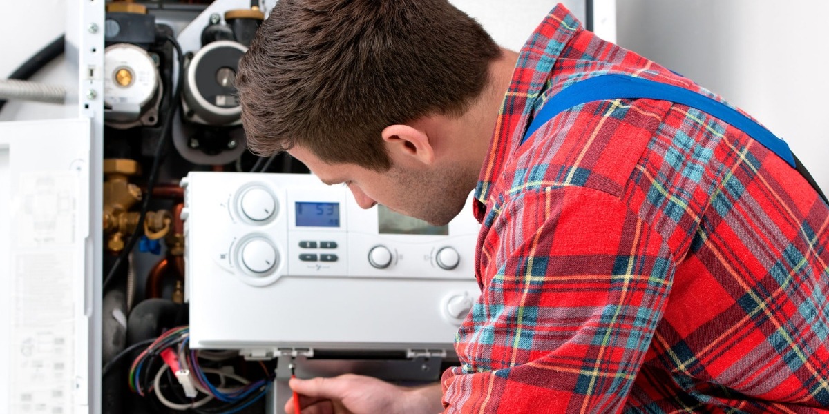 Banner de la sección Grado Medio en Instalaciones de Producción de Calor, foto de un chico manipulando componentes de una máquina de producción de calor.