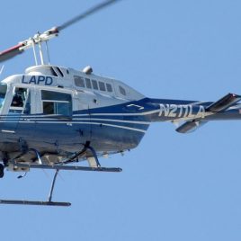Banner del curso de licencia de mantenimiento de helicópteros de turbina B1.3 con un helicóptero volando