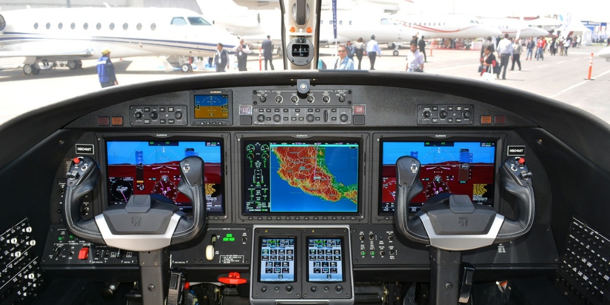 Banner de la Sección Grado Superior en Mantenimiento de Aviónica con la cabina de piloto de un avión y el aeropuerto de fondo.