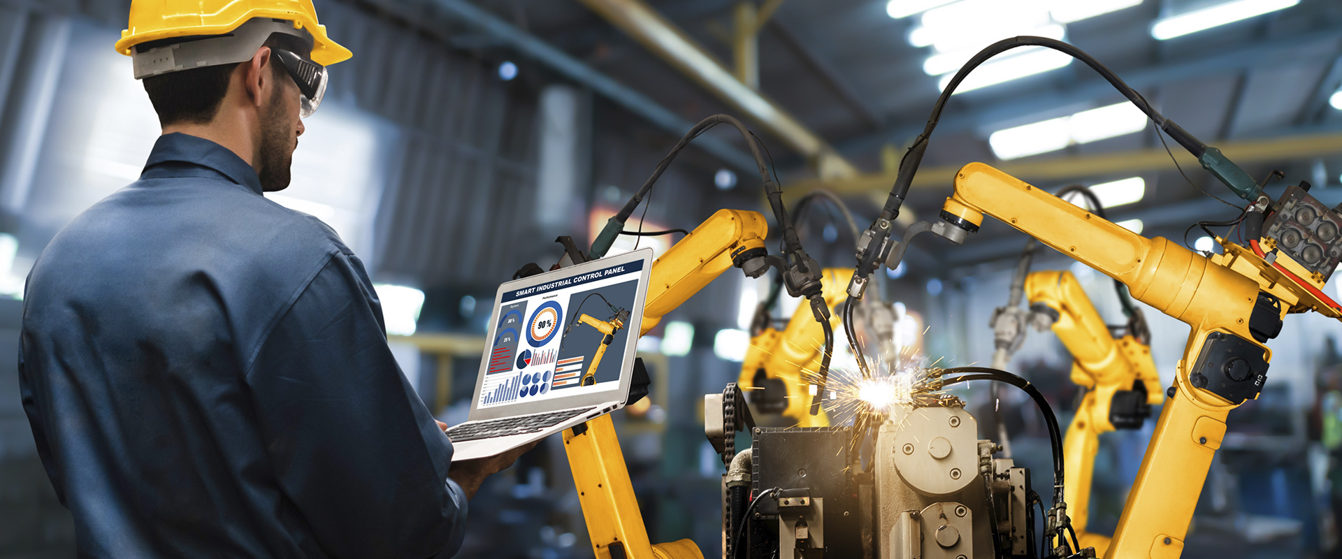 Banner de la sección de Grado Superior en Automatización y Robótica Industrial con hombre programando máquinas destinadas a la industria